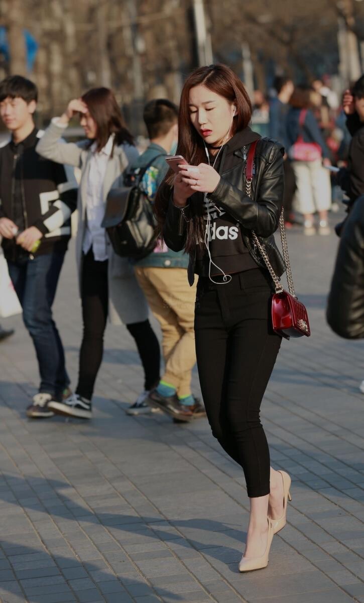 街拍大图紧身裤美腿姐姐踩着恨天高皱着眉头在倾听朋友的建议[17P]第1页 作者:Publisher 帖子ID:37603 TAG:偷拍图片,露出偷窺,2048核基地