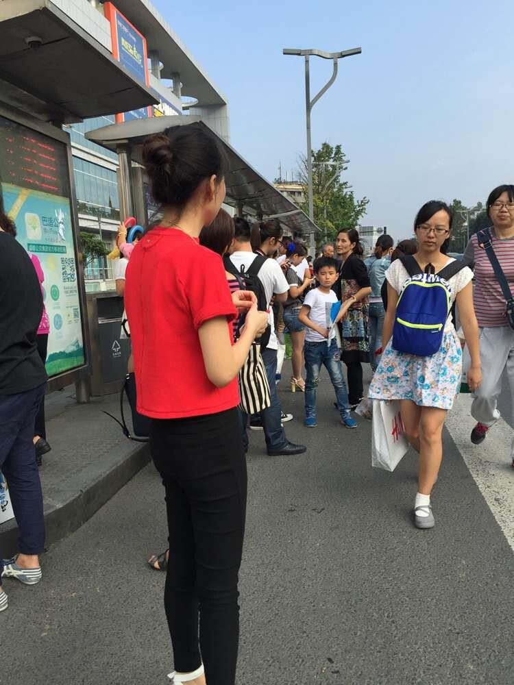 站台边等车的红色上衣紧身裤美眉，五官长得有点漂亮[17P]第0页 作者:Publisher 帖子ID:13114 TAG:偷拍图片,露出偷窺,2048核基地